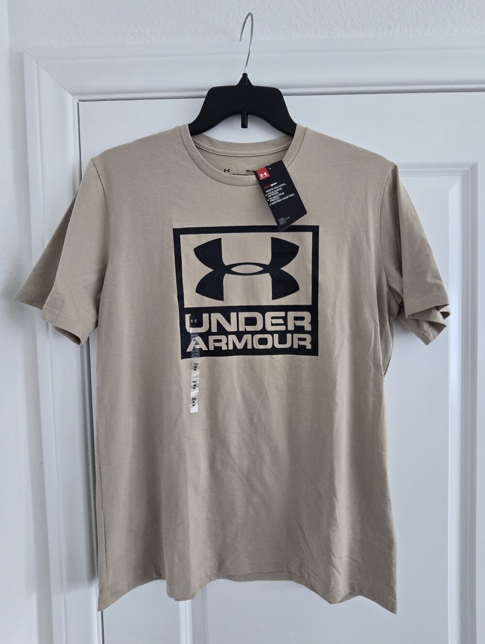 Brand New Under Armour Men’s Tan Short Sleeve T-Shirt Black Print Logo Sz Medium
